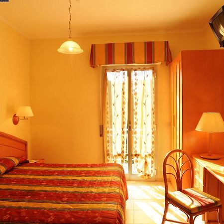 Hotel Casella Пиетра Лигуре Стая снимка