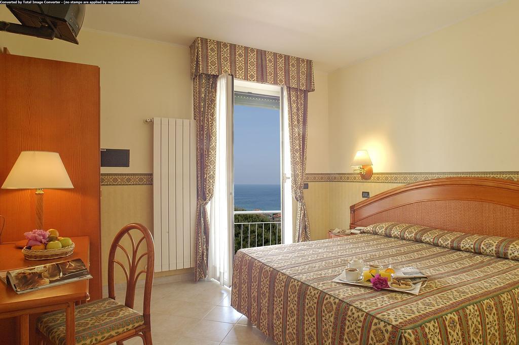 Hotel Casella Пиетра Лигуре Стая снимка
