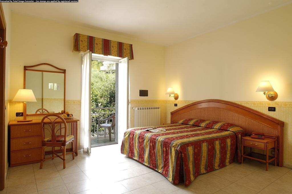 Hotel Casella Пиетра Лигуре Стая снимка