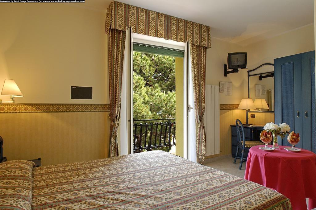 Hotel Casella Пиетра Лигуре Стая снимка